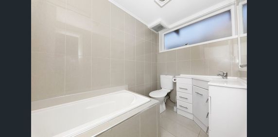 Conveniently located three bedroom house - Photo 2