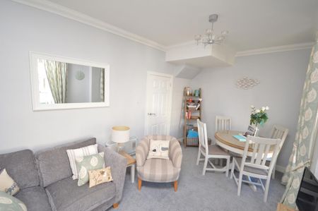 2 bedroom maisonette to rent - Photo 2