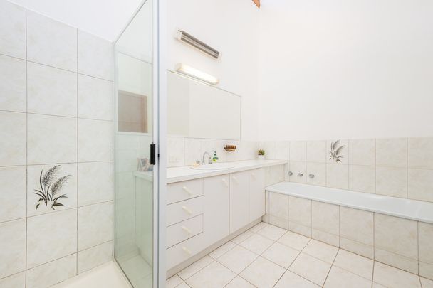 5 BEDROOM HOME IN MOOROOPNA!!! - Photo 1