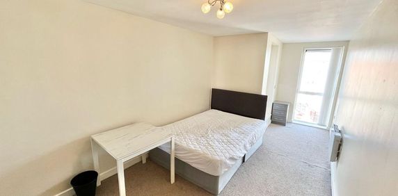 1 bedroom in a flat share to rent - Photo 2