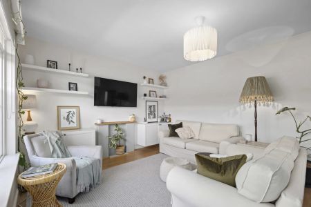 Light, Bright & Renovated - Photo 2