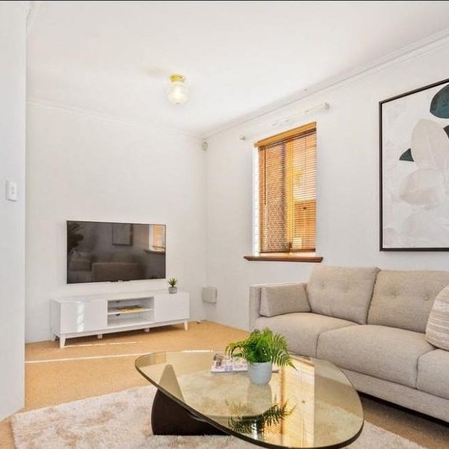 THREE BEDROOM ONE BATHROOM VILLA IN EAST VIC PARK! - Photo 1