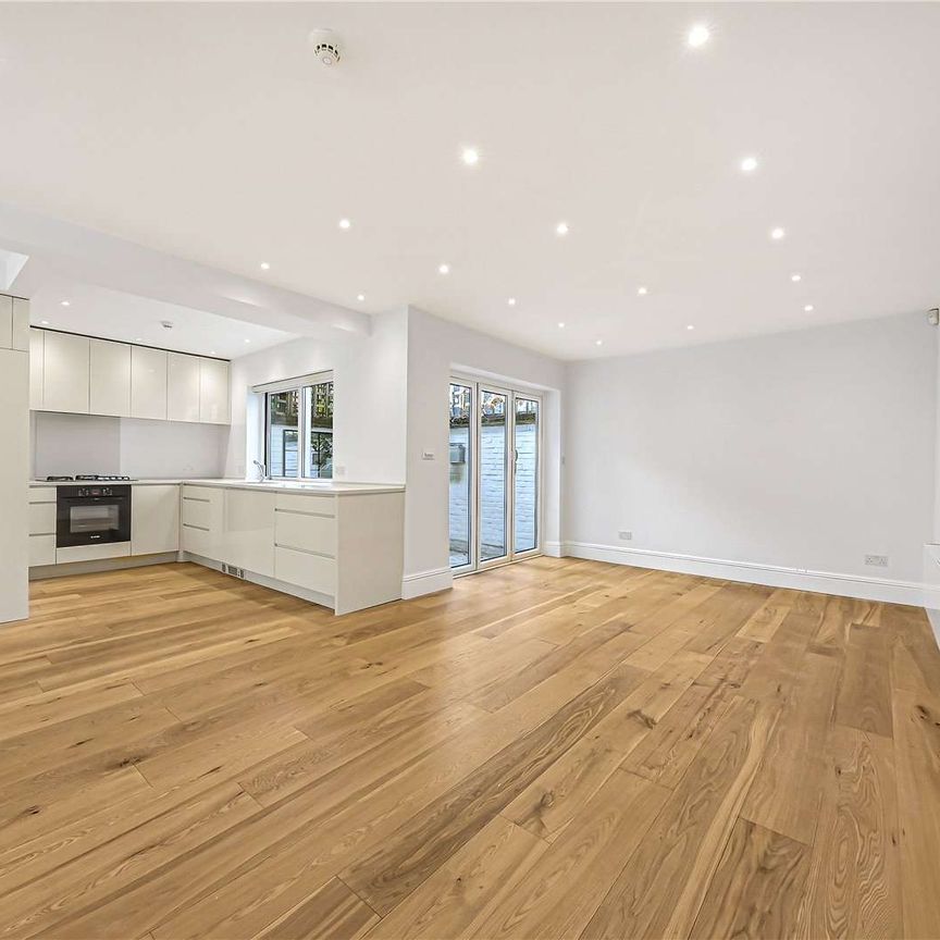 A beautifully recently decorated three/four bedroom Mews House in Little Venice. - Photo 1