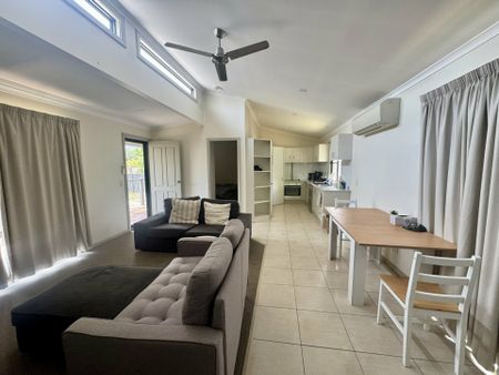 Modern 2-Bedroom Austam-Style Home - Photo 3