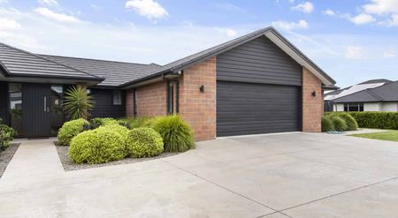 Executive Style home - all utilities included - Photo 4