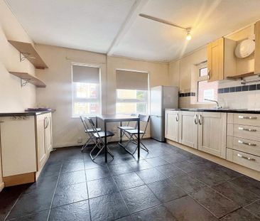 3 bedroom flat to rent - Photo 5