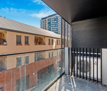 Executive City Living! - Photo 4