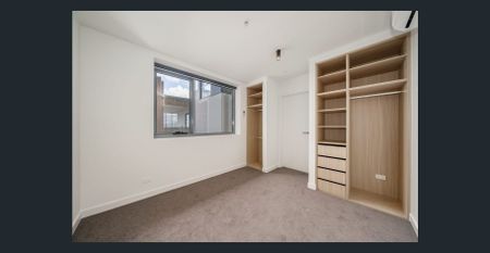 Modern Top-Floor Apartment - Photo 3