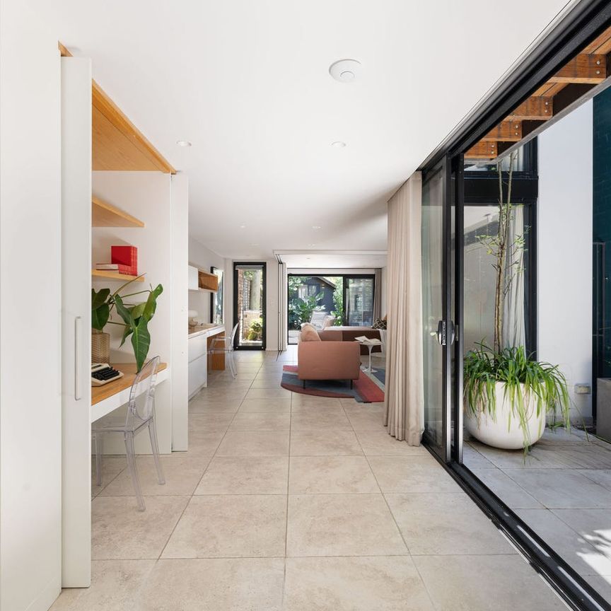 Substantial family home on 342sqm / studio above garage - Photo 1