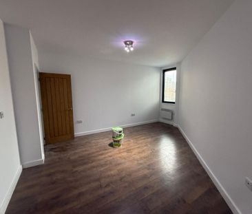 PETERBOROUGH - Photo 3