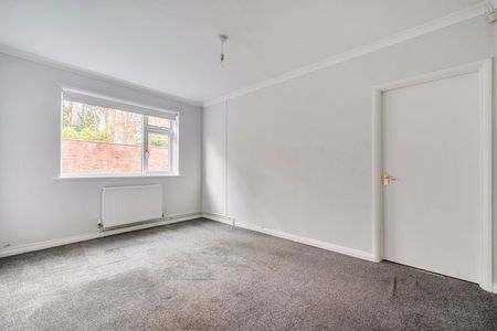 Beacon Hill Court, Hindhead, Surrey, GU26 - Photo 3