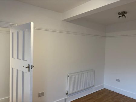 2 Bed Flat, Tooting High Street, SW17 - Photo 2