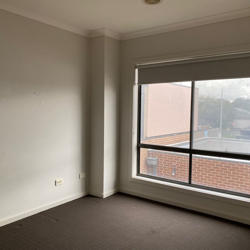 Affordable Townhouse Living in Epping! - Photo 1