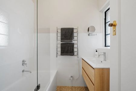 Barrsden – A fully renovated Art Deco gem - Photo 3