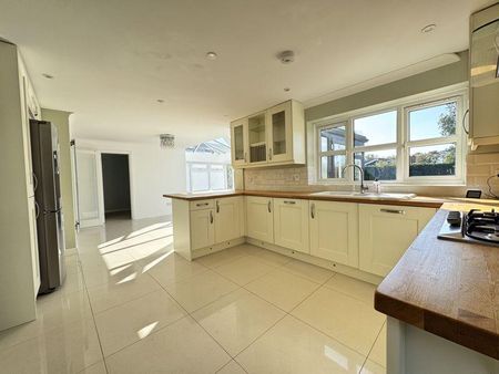 4 bedroom detached house to rent - Photo 4