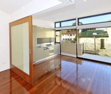 Well designed and conveniently located apartment - Photo 1