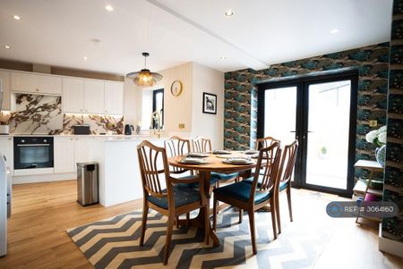 1 bedroom in a house share to rent - Photo 2