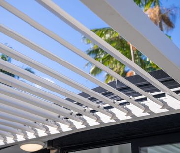 PRIVATE COASTAL HAMPTONS STYLE HOME, CENTRALLY LOCATED! - Photo 2