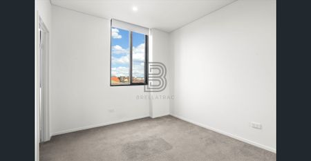 L I V E . W O R K . P L A Y - Photo 5