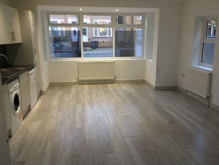 2 Bed Flat, Parchmore Road, CR7 - Photo 2