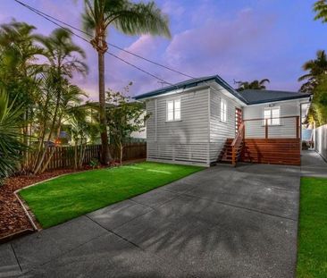 Three Bedroom Home with Swimming Pool! - Photo 1