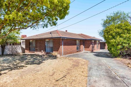 Large family home situated in popular Ballarat North - Photo 4