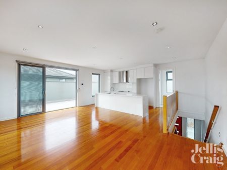 2/6 Fenacre Street, Strathmore - Photo 2