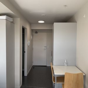 Stylish studio with FREE Power - Photo 2