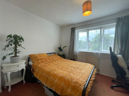 2 bedroom house to rent Wordsworth Mead, RH1 - Photo 2