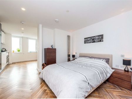 20th floor studio apartment finished to an exceptional standard in the Eagle Point development. - Photo 4