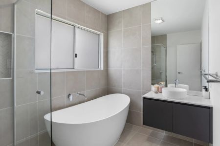 Near new 4-Bedroom Home with Pool & Luxury Features. Contact Julie Sykes 0438 050 110 The weekly rent will increase to $975 on 21.03.2025 - Photo 4