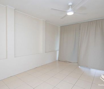 4 Bedroom Pet Friendly House in Central Springwood - Photo 2