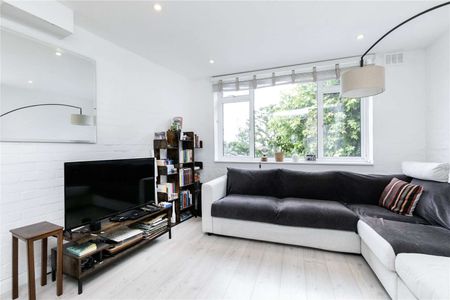 An outstanding duplex flat with roof terrace in a superb central Barnsbury location. - Photo 3