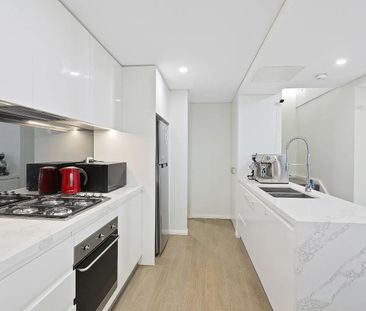 Penthouse-Style Apartment Minutes' To Trains - Photo 3