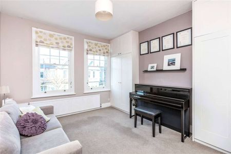 Well presented four bedroom house in East Sheen ( to be repainted and recarpeted with new window dressings as required) - Photo 2