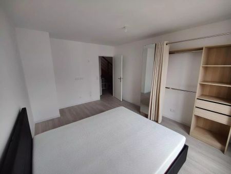 location Appartement T4 DE 89m² À POISSY - Photo 2