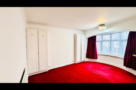 5 Bed Terraced House, Broadhurst Avenue, IG3 - Photo 4