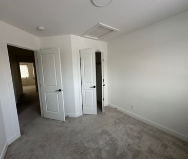 Modern 3 Bed, 2.5 Bath Townhouse in Sylvan Lake - Photo 4