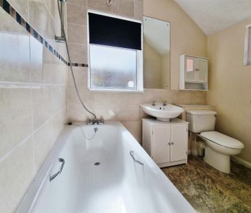 3 Bedroom House to Rent in Robinson Road, Rushden, NN10 - Photo 3