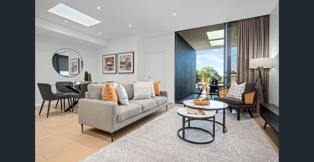 Sun-drenched Luxurious Top-Floor Apartment in Prime Location - Photo 1