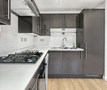 A redecorated two-bedroom, first-floor flat featuring a newly fitte... - Photo 4