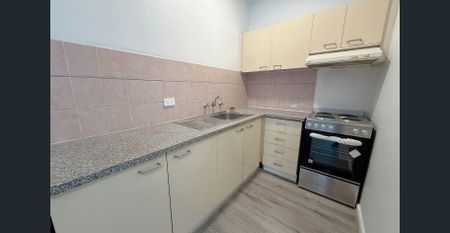Bright Apartment with Own Laundry Room & Carpark in McKinnon School Zone - Photo 2
