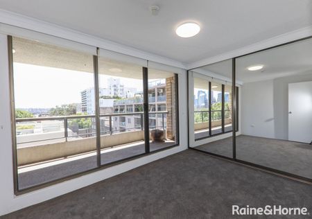 Spacious Two-Bedroom Unit in Prime Sydney Location with Harbour Views - Photo 4