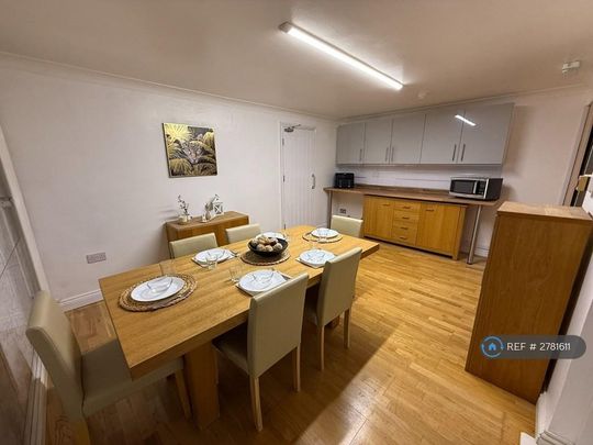 1 bedroom in a house share to rent - Photo 1