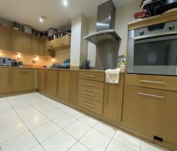 Porto House, Century Wharf, Cardiff Bay - Photo 3