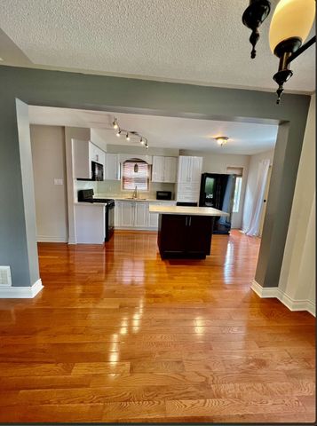 For Lease - 393 Pickering Crescent, Newmarket, Ontario - Photo 3