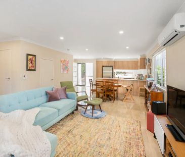 “Stunning Townhouse In Prime Location” - Photo 3