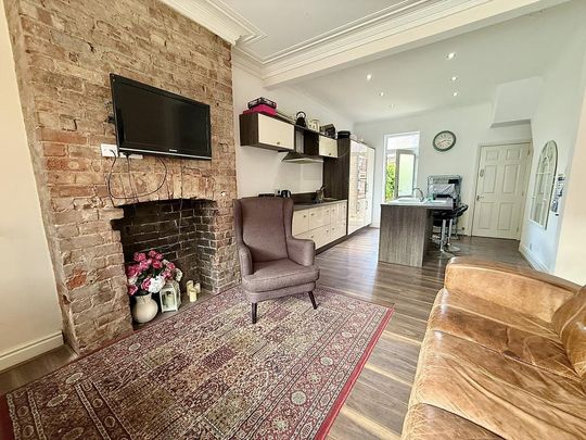 1 bedroom in a house share to rent - Photo 1