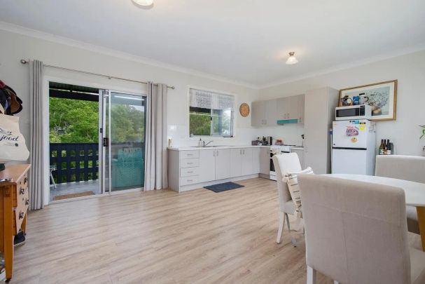 3-BEDROOM COTTAGE WITH STUNNING LAKE AND BUSHLAND VIEWS - Photo 1