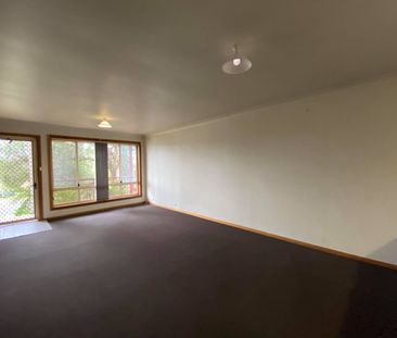 QUALITY TOWNHOUSE - 2 MINUTES WALK TO SHOPS - Photo 5